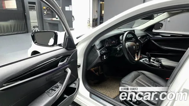 BMW 5-Series 2018 thumb 10