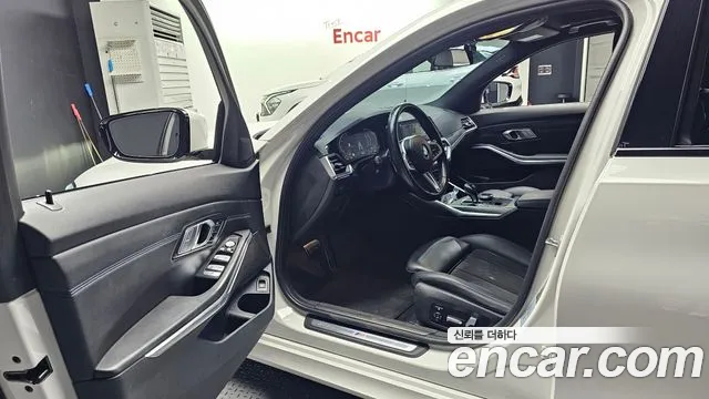 BMW 3-Series 2021 thumb 10