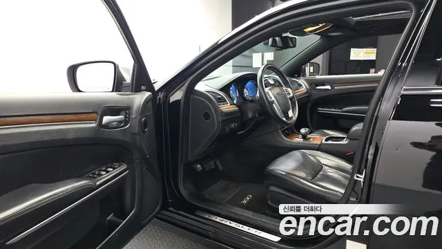 Chrysler 300C 2013 thumb 10