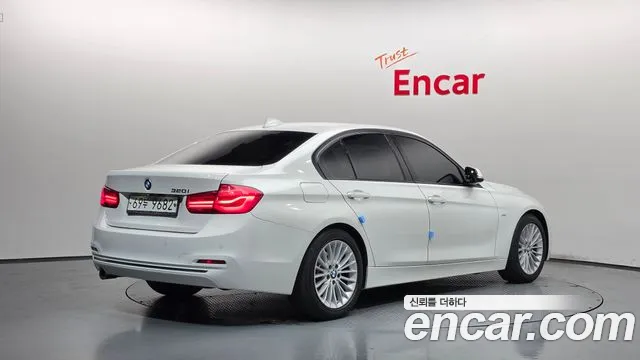 BMW 3-Series 2018 thumb 2