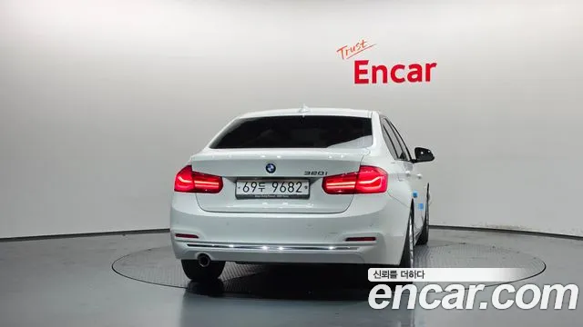 BMW 3-Series 2018 thumb 4