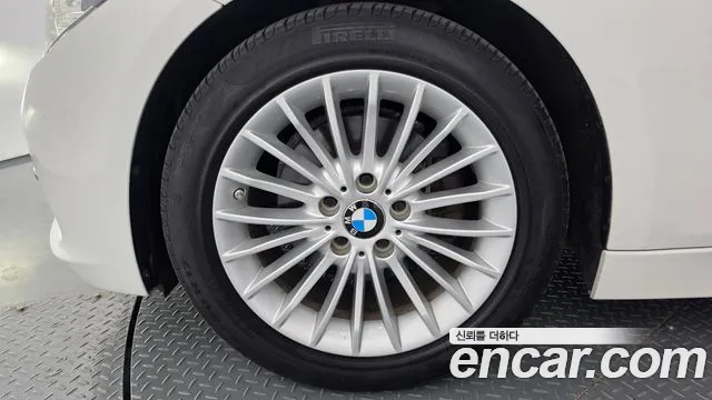 BMW 3-Series 2018 thumb 5