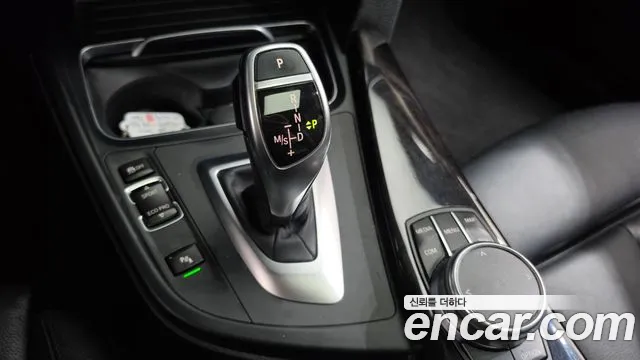 BMW 3-Series 2018 thumb 9