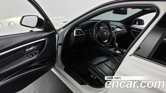 BMW 3-Series 2018 thumb 10