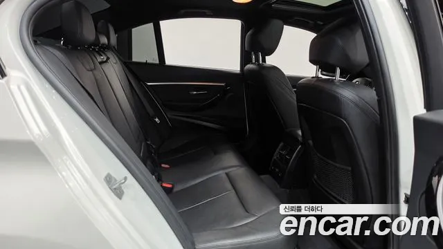 BMW 3-Series 2018 thumb 11