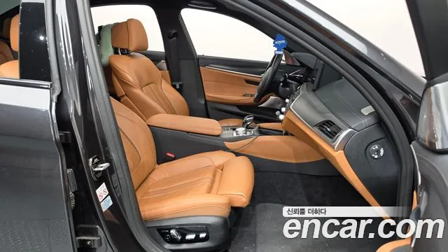 BMW 5-Series 2020 thumb 11
