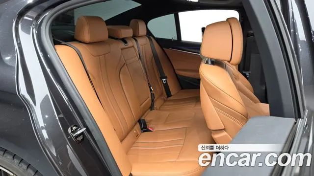 BMW 5-Series 2020 thumb 12