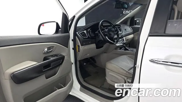 Kia Carnival 2016 thumb 10