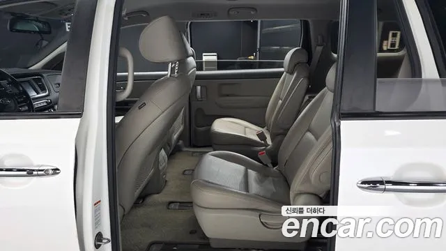 Kia Carnival 2016 thumb 12