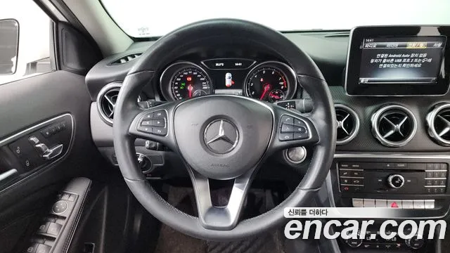 Mercedes-Benz GLA 2019 thumb 12