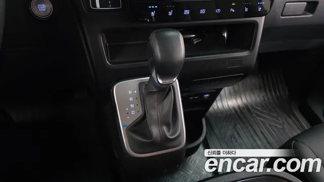 Hyundai Staria 2025 thumb 8