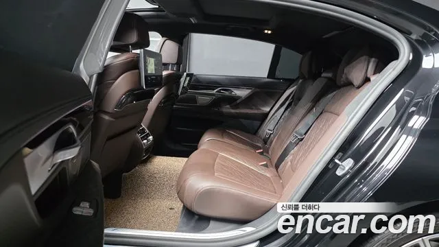 BMW 7-Series 2021 thumb 12