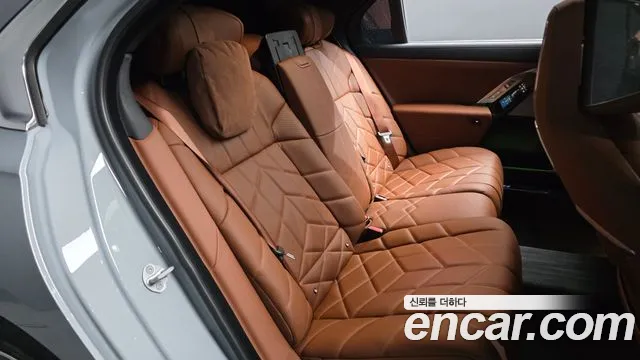 BMW 7-Series 2025 thumb 11