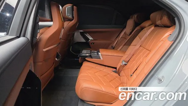 BMW 7-Series 2025 thumb 12