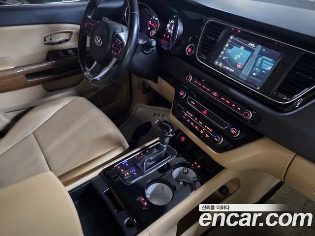 Kia Carnival 2015 thumb 9