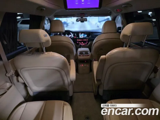 Kia Carnival 2015 thumb 10