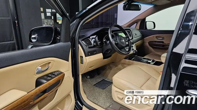 Kia Carnival 2014 thumb 10