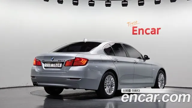 BMW 5-Series 2015 thumb 2