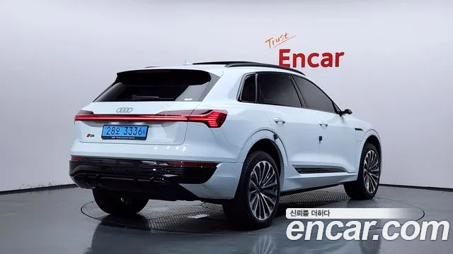 Audi Q8 e-tron 2024 thumb 2