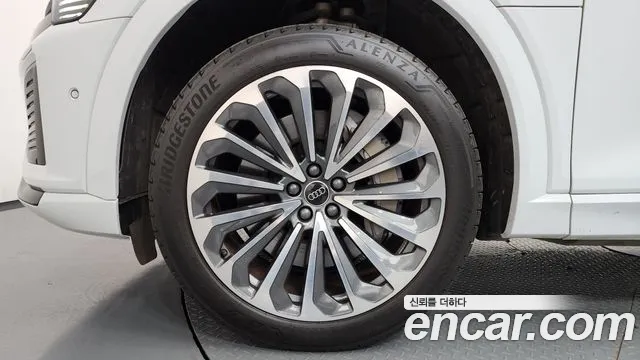 Audi Q8 e-tron 2024 thumb 5