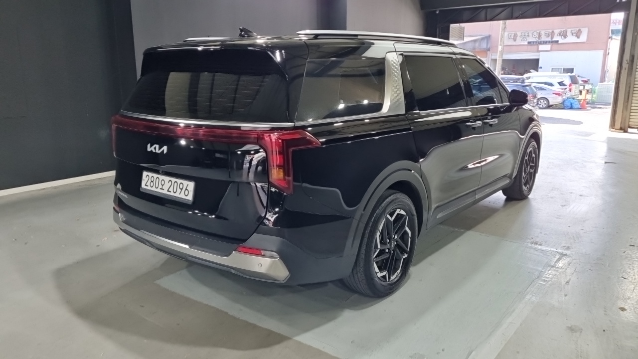 Kia Carnival 2024 thumb 2