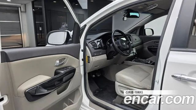Kia Carnival 2014 thumb 10