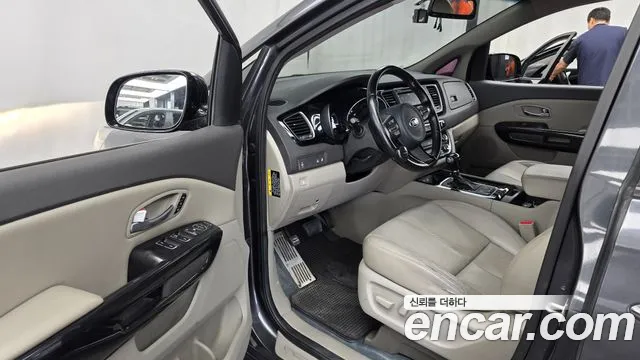 Kia Carnival 2014 thumb 10