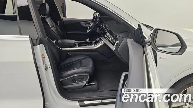 Audi Q8 2021 thumb 10