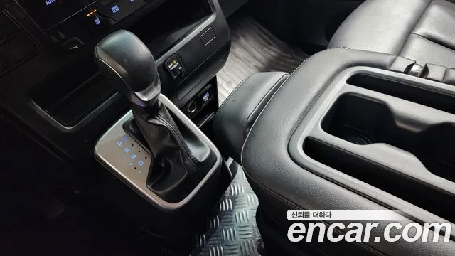 Hyundai Staria 2024 thumb 9