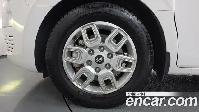 Hyundai Staria 2024 thumb 4