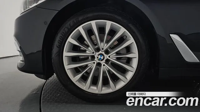 BMW 5-Series 2019 thumb 4