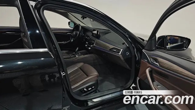 BMW 5-Series 2019 thumb 10
