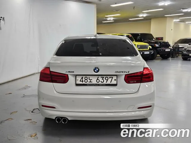 BMW 3-Series 2018 thumb 3