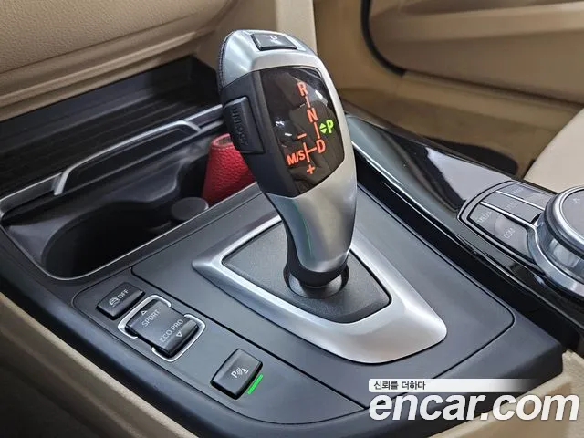 BMW 3-Series 2018 thumb 7