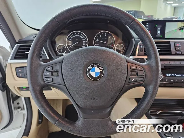 BMW 3-Series 2018 thumb 10