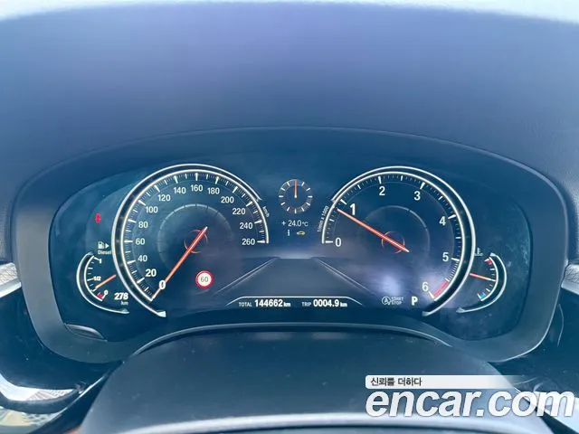 BMW 5-Series 2017 thumb 8