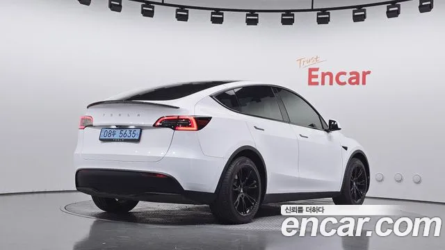 Tesla Model Y 2023 thumb 2