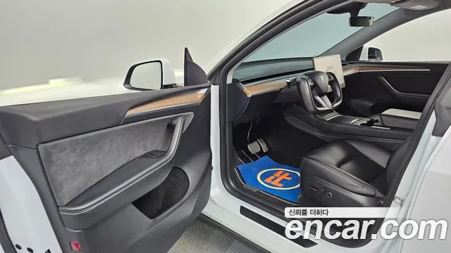 Tesla Model Y 2023 thumb 10