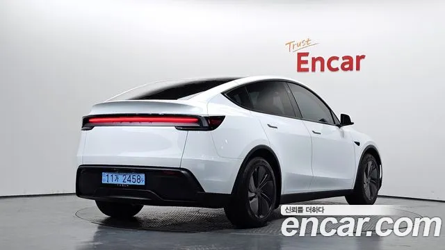 Tesla Model Y 2026 thumb 2