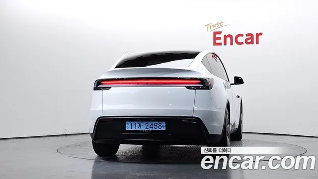 Tesla Model Y 2026 thumb 4