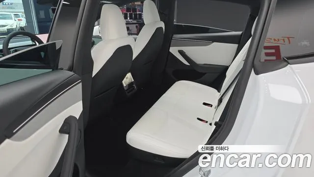 Tesla Model Y 2026 thumb 12