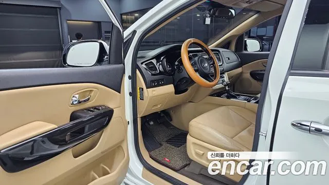 Kia Carnival 2017 thumb 10