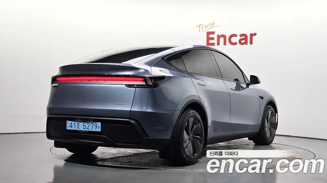 Tesla Model Y 2025 thumb 2