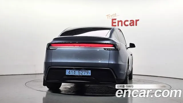 Tesla Model Y 2025 thumb 4
