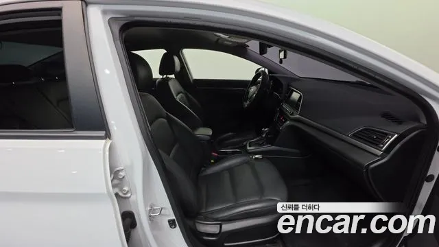Hyundai Avante 2017 thumb 10