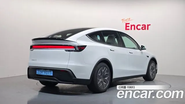 Tesla Model Y 2026 thumb 2