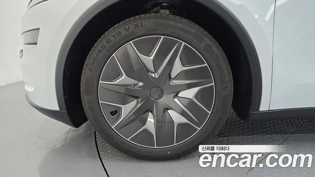 Tesla Model Y 2026 thumb 5