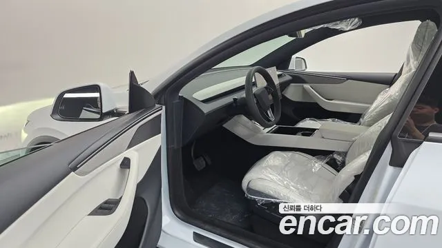 Tesla Model Y 2026 thumb 10
