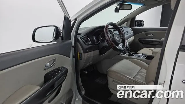 Kia Carnival 2015 thumb 10
