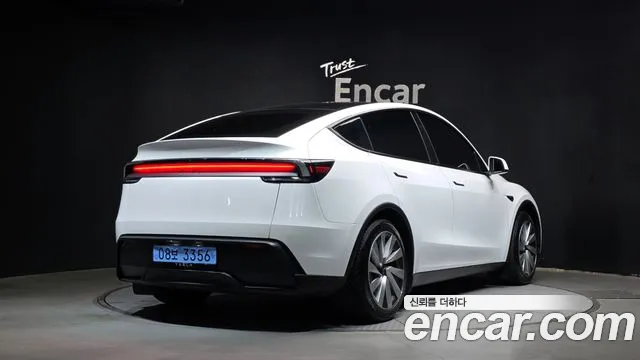 Tesla Model Y 2025 thumb 2